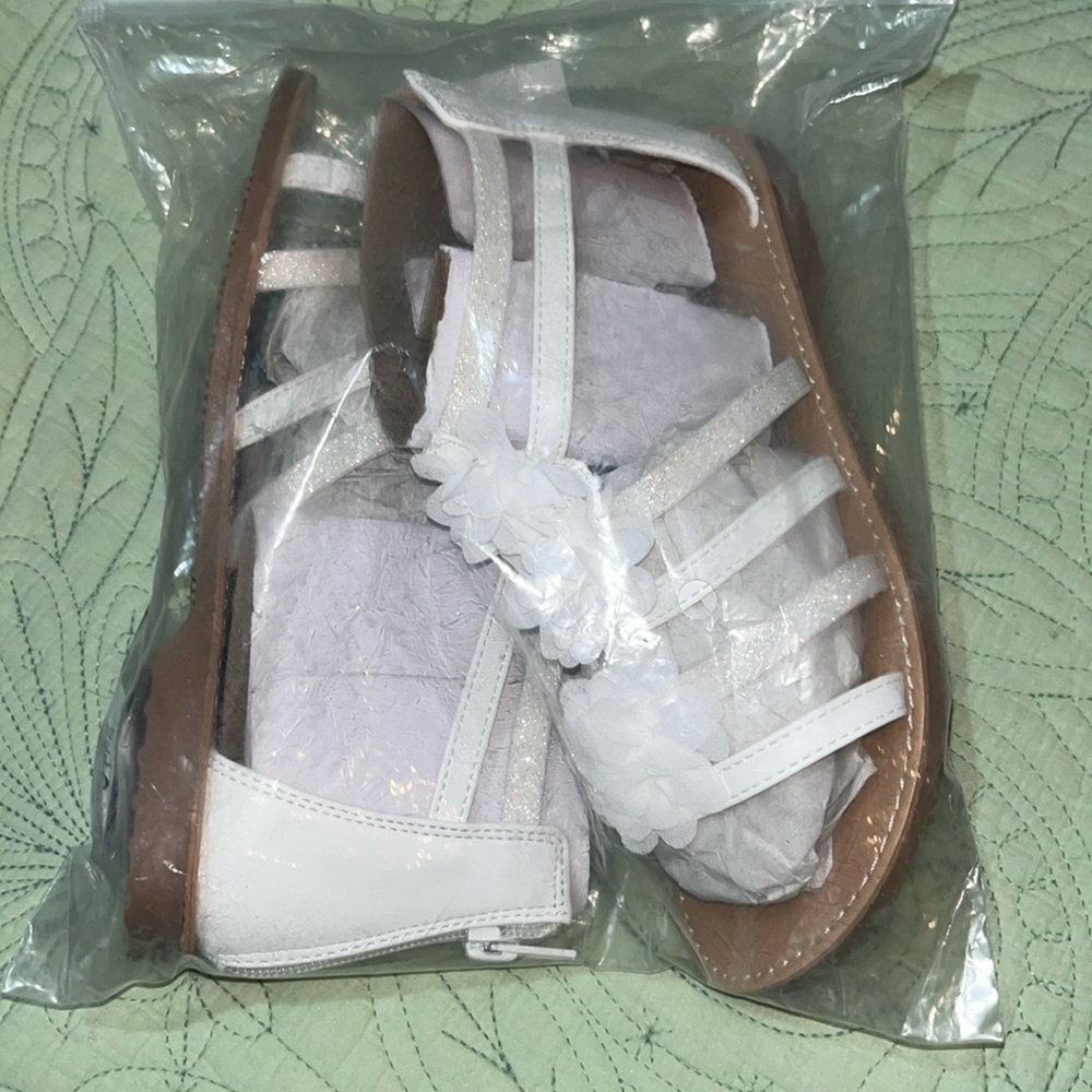 NWOT- Little Girls White Gladiator Sandles with flowers down the front of shoe💕